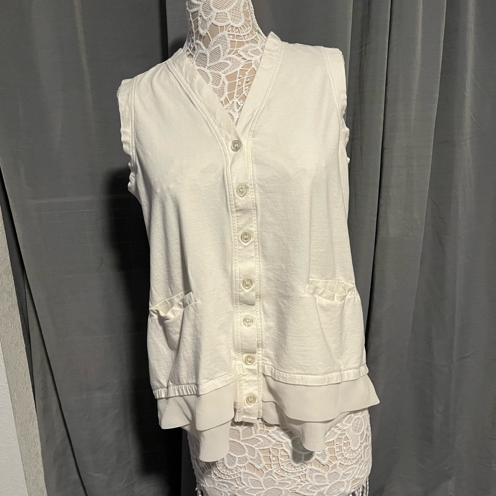 Lori Goldstein white top- no sleeve